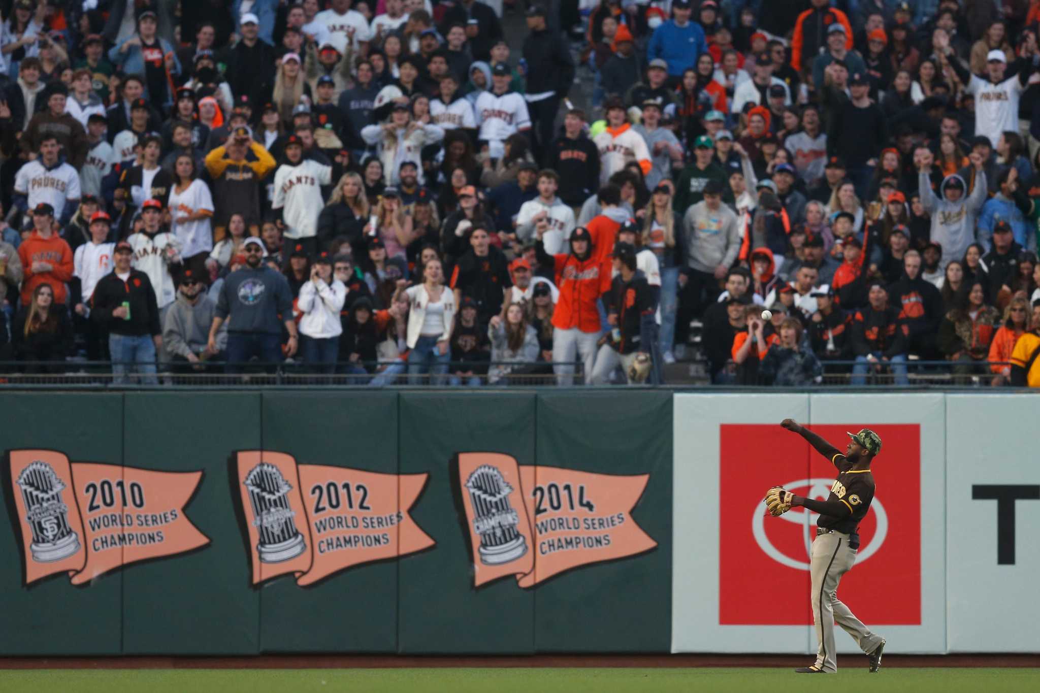 Padres' Profar calls Giants fans 'worst in the league' for throwing items  onto field