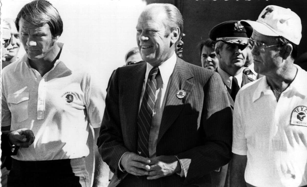 OU coach Barry Switzer (left) could hardly stand to look at UT coach Darrell Royal when President Gerald Ford tossed the pregame coin in 1976.