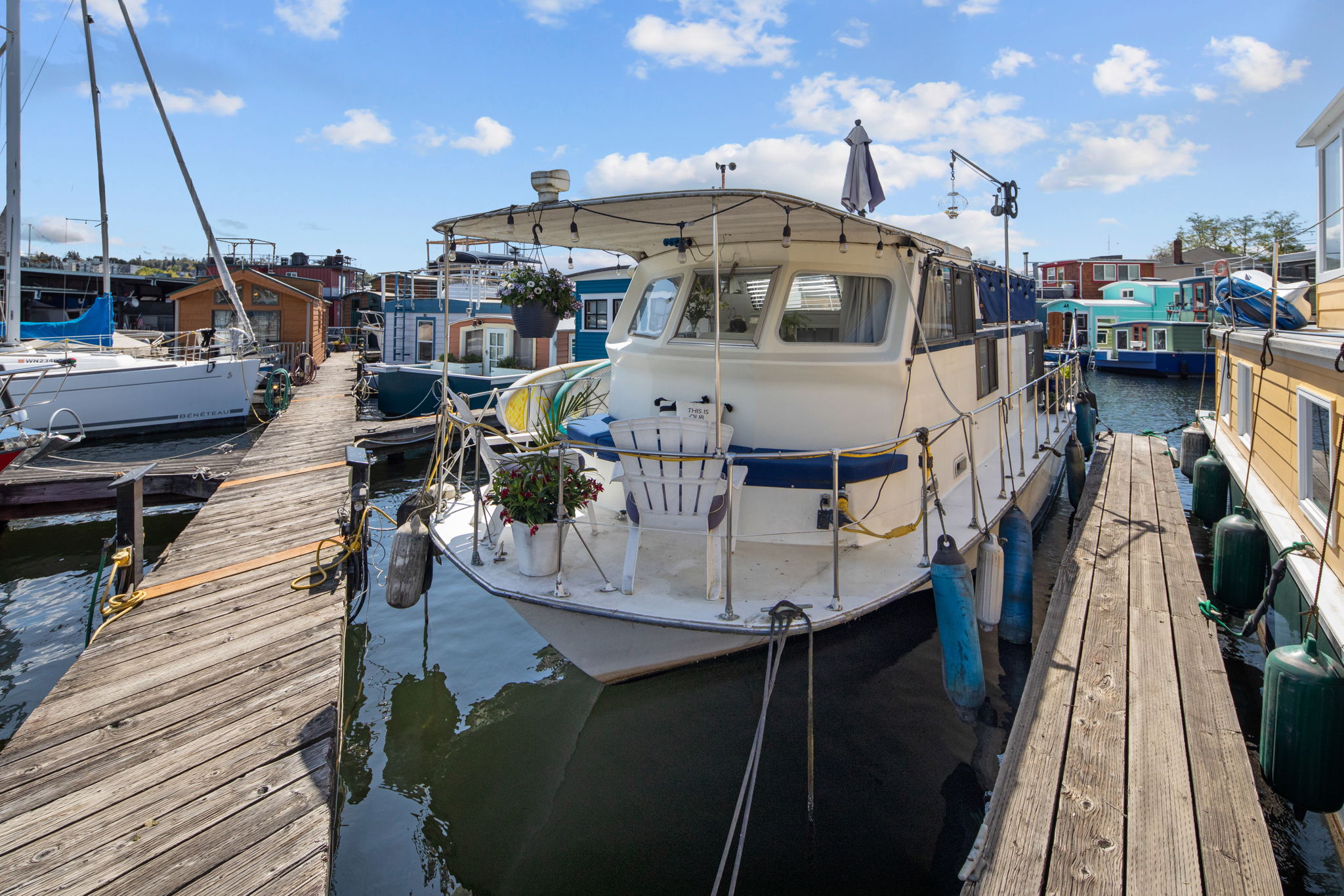 Houseboat On Seattle s Lake Union Comes With Tiny Price Tag