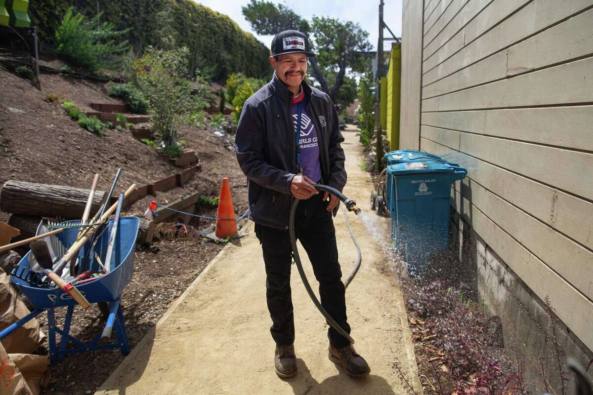 A greenway haven grows alongside the Highway 101 soundwall