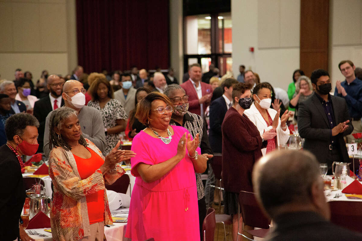 Guests at the 12th Annual MAPO Honors Dinner applaud award recipients on May 21.