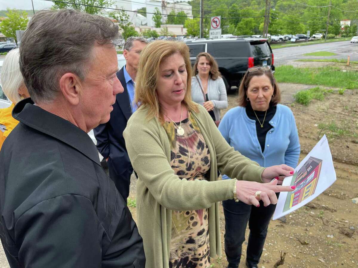 Gov. Ned Lamont looks at a drawing of the new health center with Community Health and Wellness CEO Joanne Borduas, right.