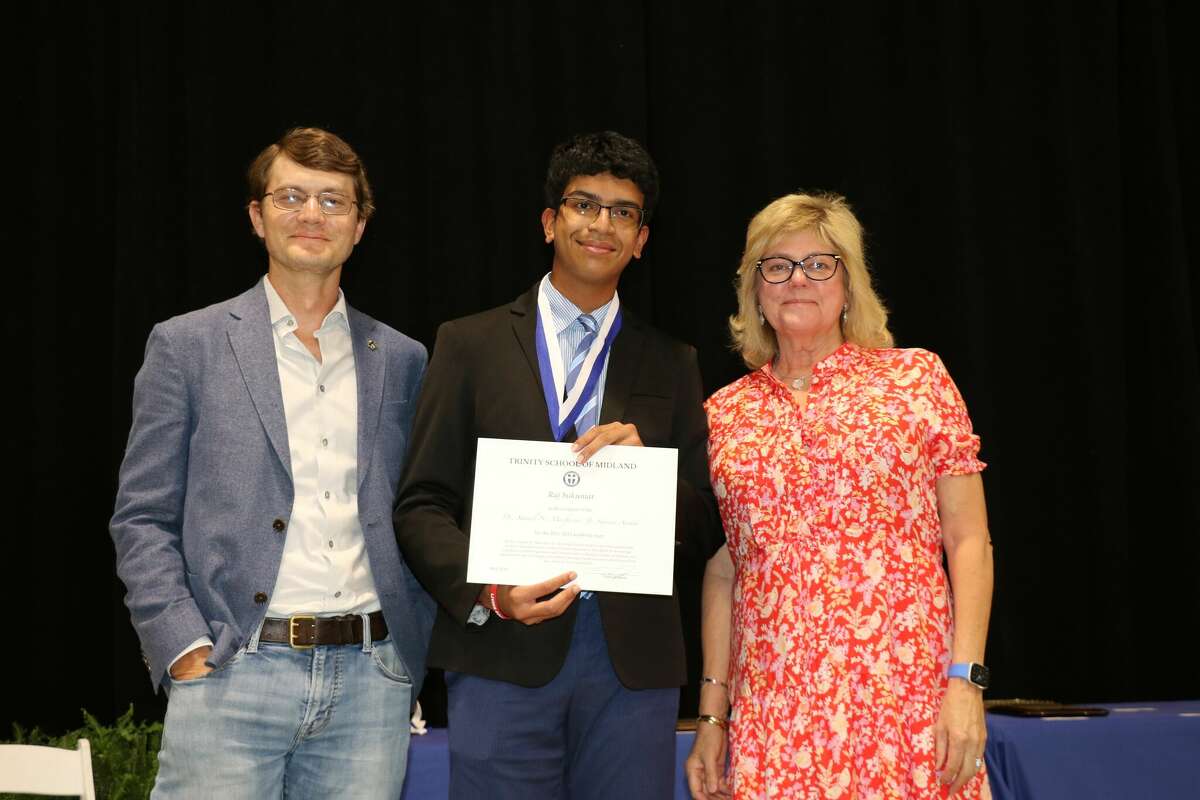 Mary Macferran, right, and her son Alex Hurt, left, presented the inaugural winner of the Dr. Samuel N. Macferran Jr. Memorial Science Award to Raj Sukumar. 