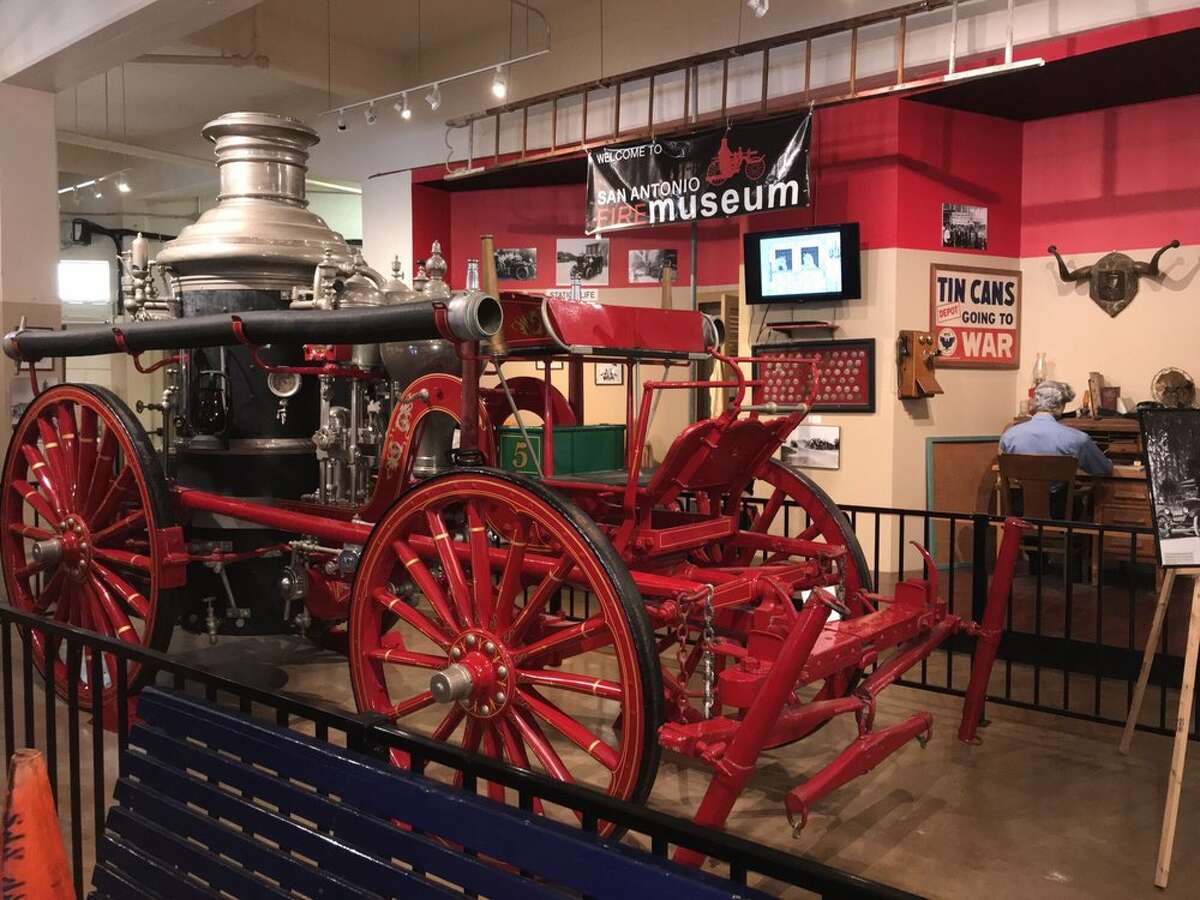 Antikvarinis ugniagesių automobilis, eksponuojamas San Antonijaus ugniagesių muziejuje rugpjūčio mėn.  2018 m. 21 d. San Antonijus, Teksasas. 