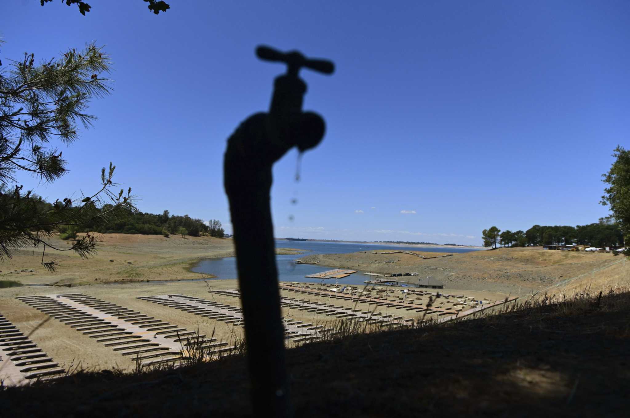 California orders suppliers to mandate water use restrictions - Vimarsana News