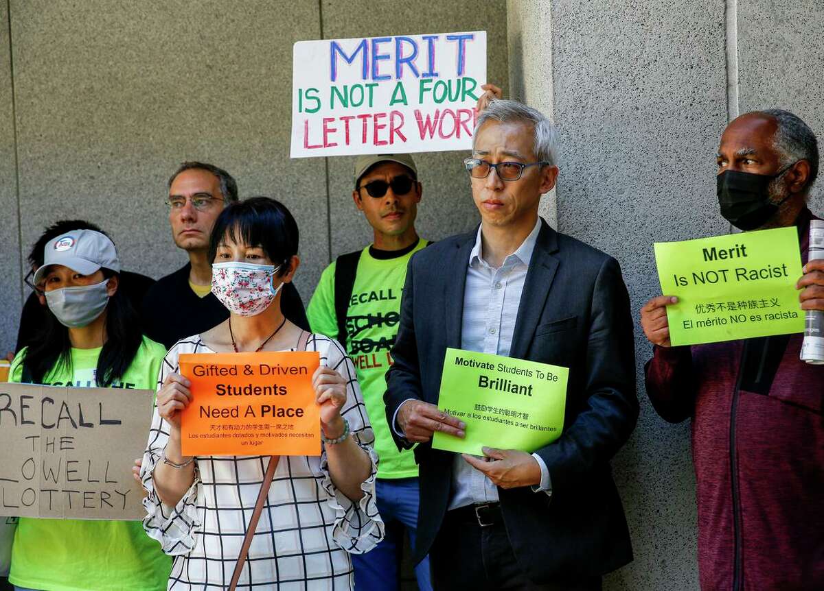 劳伦斯·李(Laurance Lee)加入了旧金山学区总部的其他示威者，呼吁恢复洛厄尔高中的择优录取制度。
