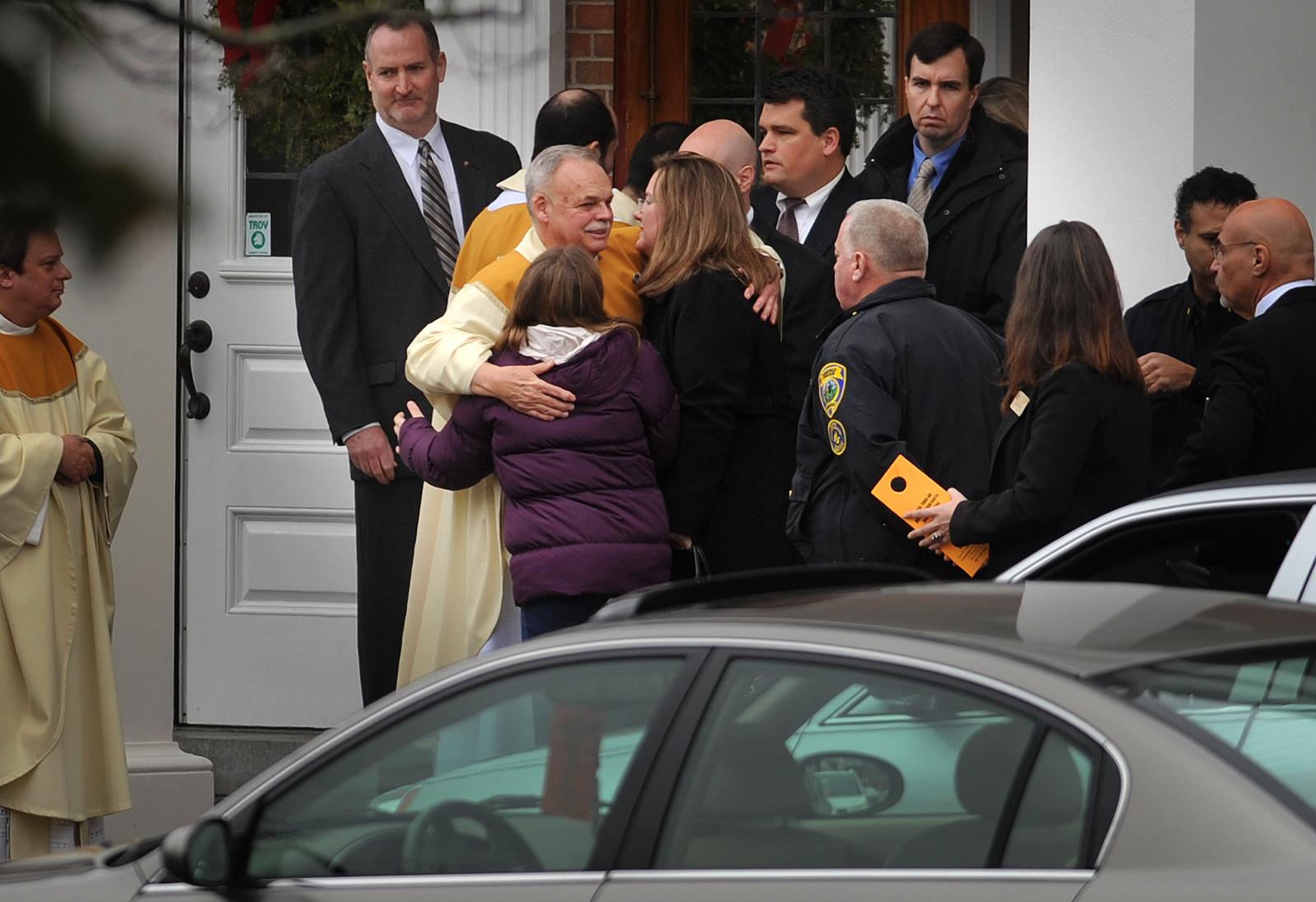 Newtown residents recall horrors of Sandy Hook following Texas shooting: 'It just brings back the tortures of that day' - Vimarsana News
