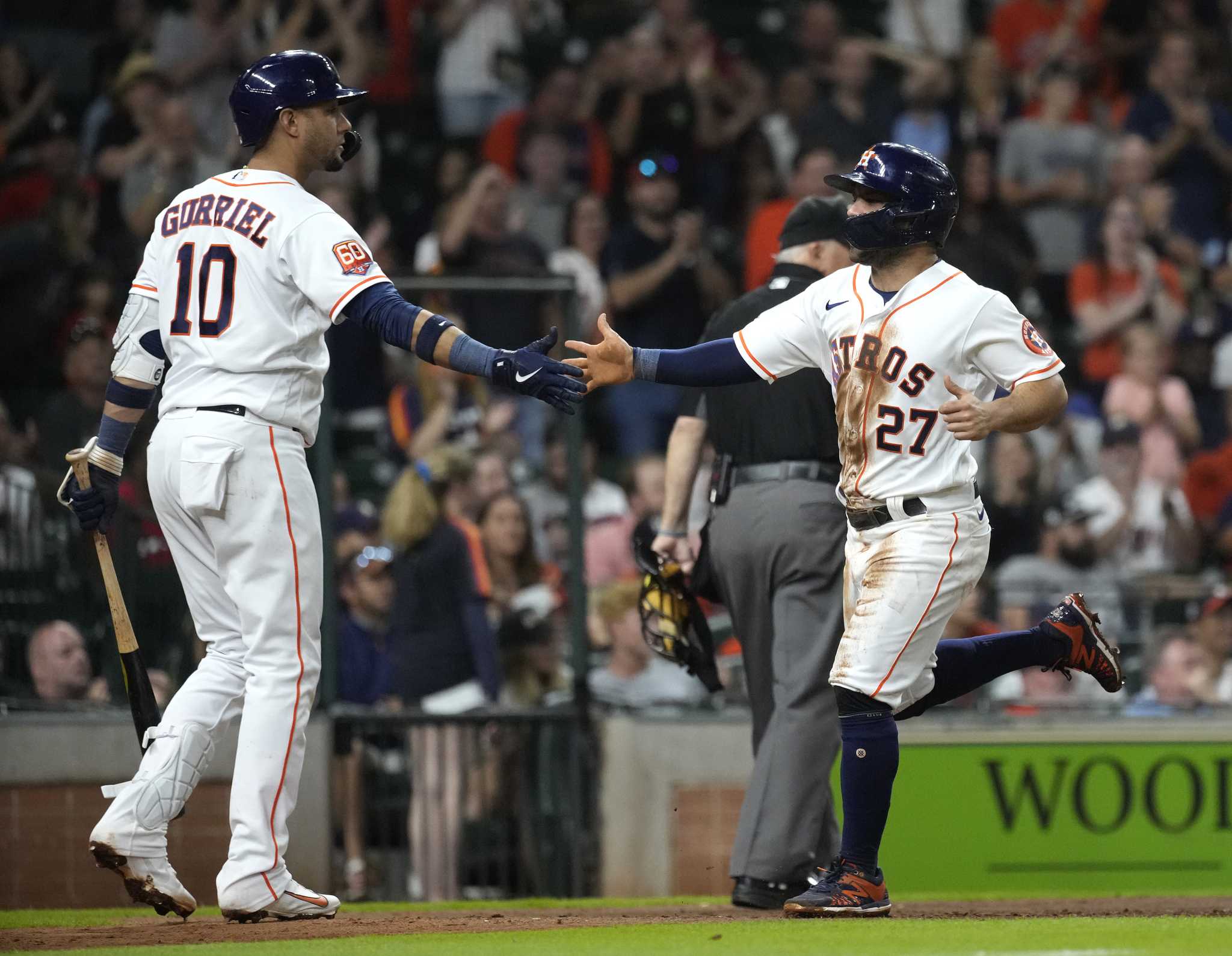 Jason Castro scores on wild pitch, 05/21/2022