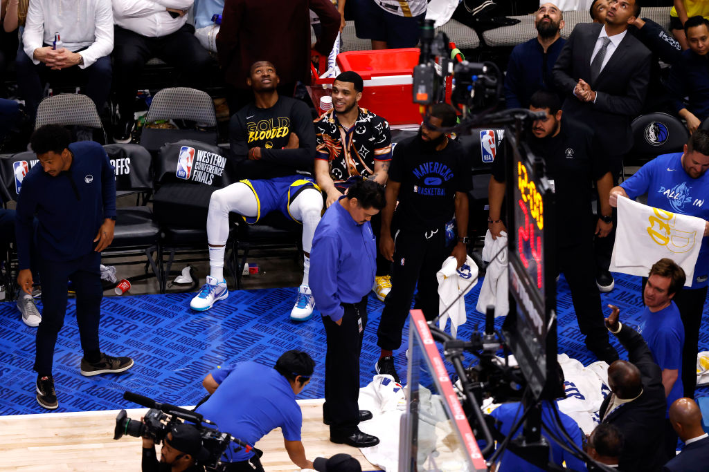 Warriors-Mavericks resumes after roof leak, roof keeps leaking