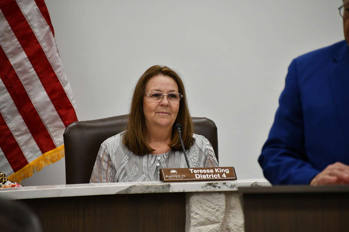 New City Council members were sworn in Tuesday night as outgoing members were recognized during a regular scheduled meeting. (May 24, 2022)