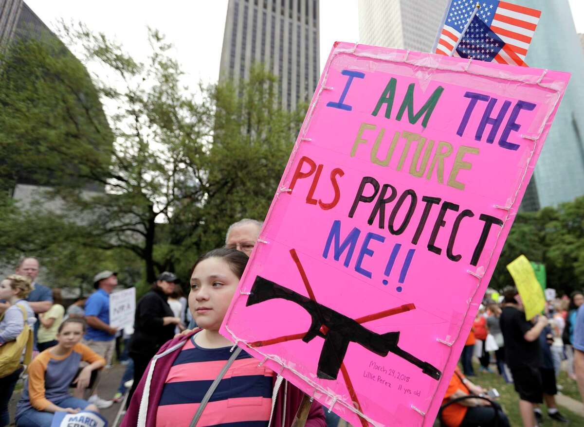 ARCHIVO - Lillie Perez, de 11 años, sostiene un letrero durante una protesta para exigir una ley de armas el 24 de marzo de 2018, en Houston.