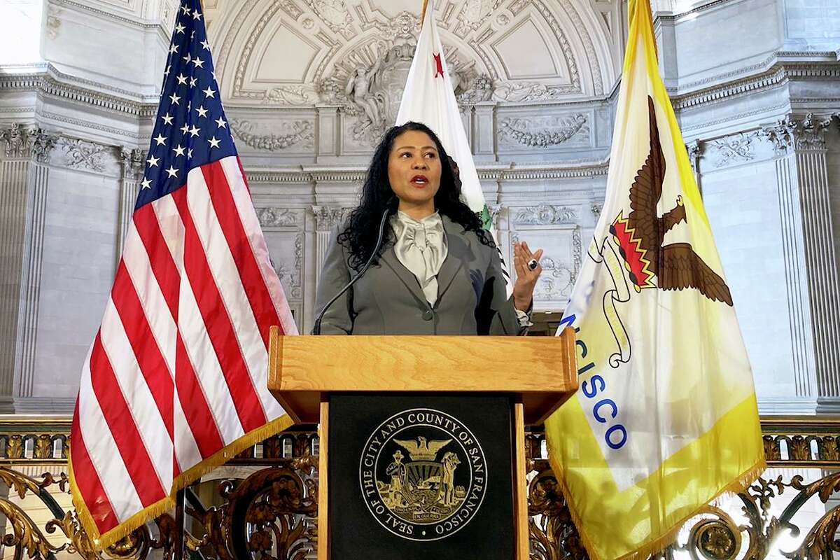 2022年2月16日，旧金山市长伦敦·布里德在市政厅举行新闻发布会。