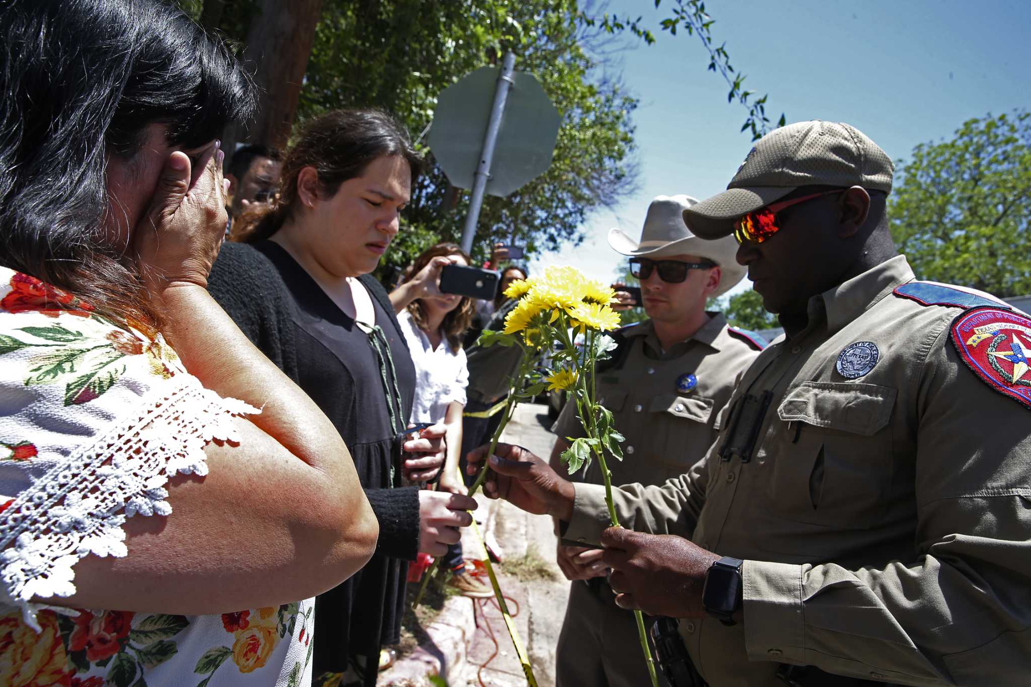 Robb Elementary School shooting elicits acts of kindness - Vimarsana News