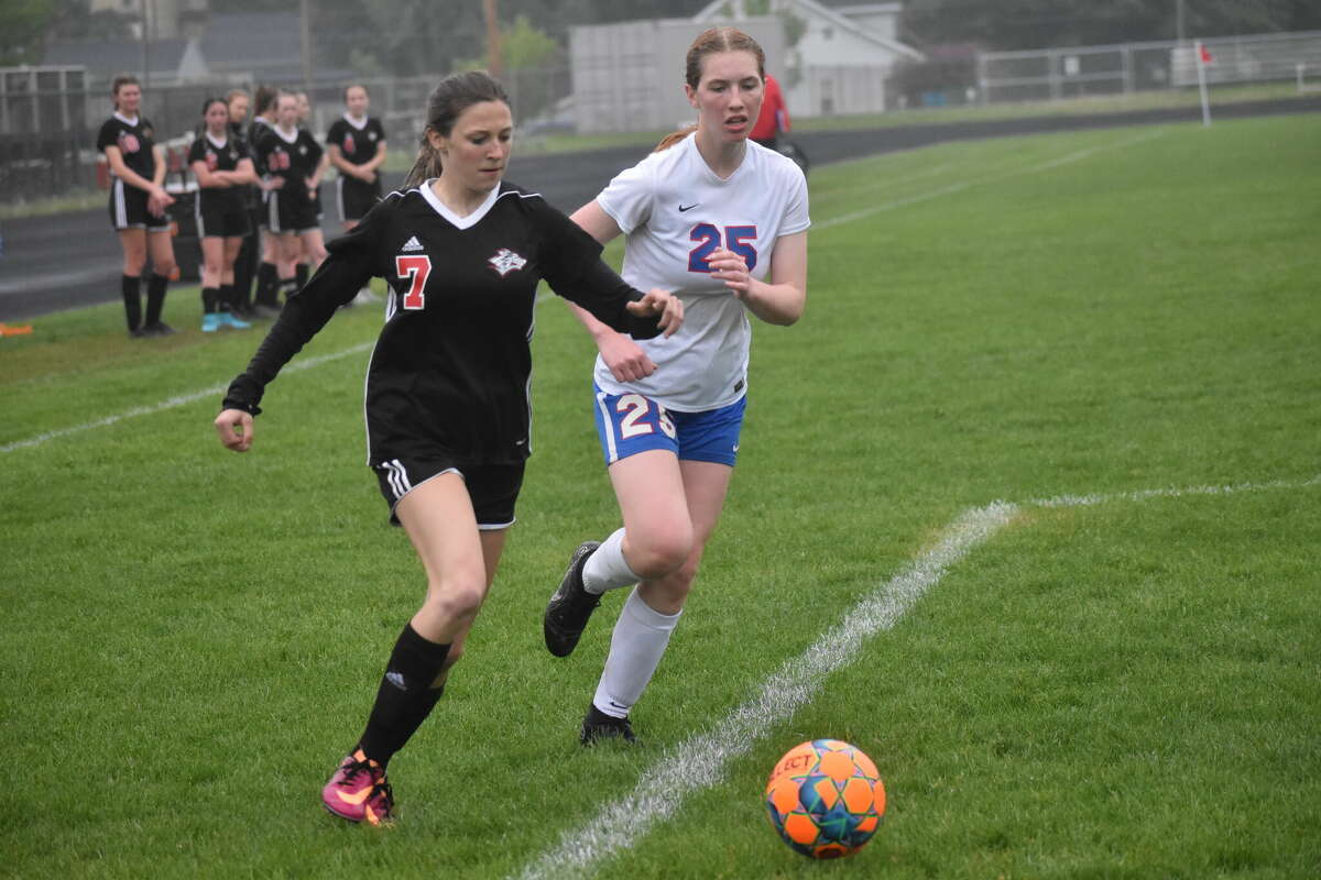 Kali Horchner (#7) dribbles the ball into the box. Horchner would score a goal in Reed City's 4-1 win.