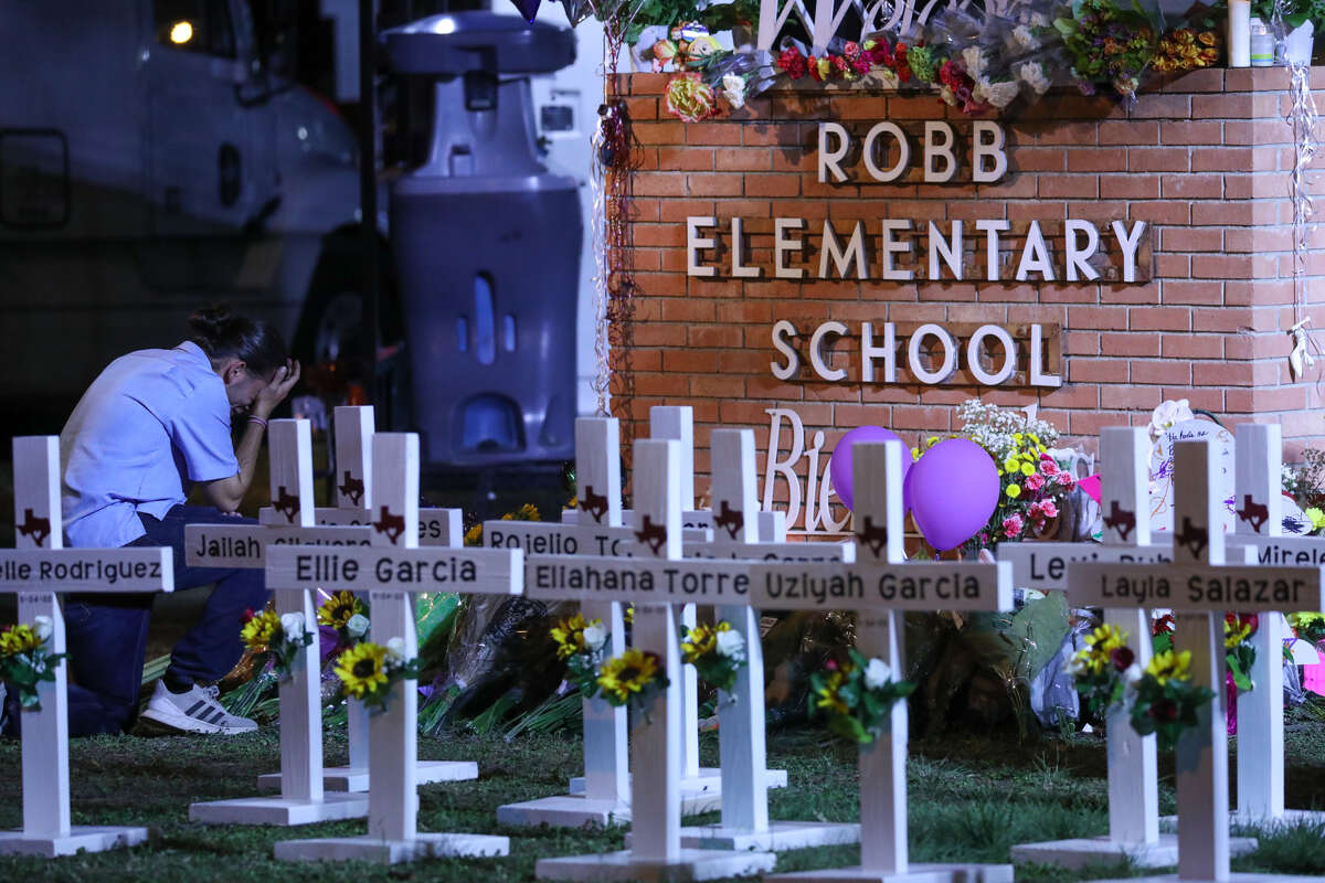 UVALDE,TEXAS, USA - MAY 25:Flowers are placed on a make shift memorial outside Robb Elementary School in Uvalde, Texas, on May 25, 2022. Texas state troopers outside Robb Elementary School 19 students and one teacher were killed during a massacre in a Texas elementary school, the deadliest US school shooting. (Photo by Yasin Ozturk/Anadolu Agency via Getty Images)