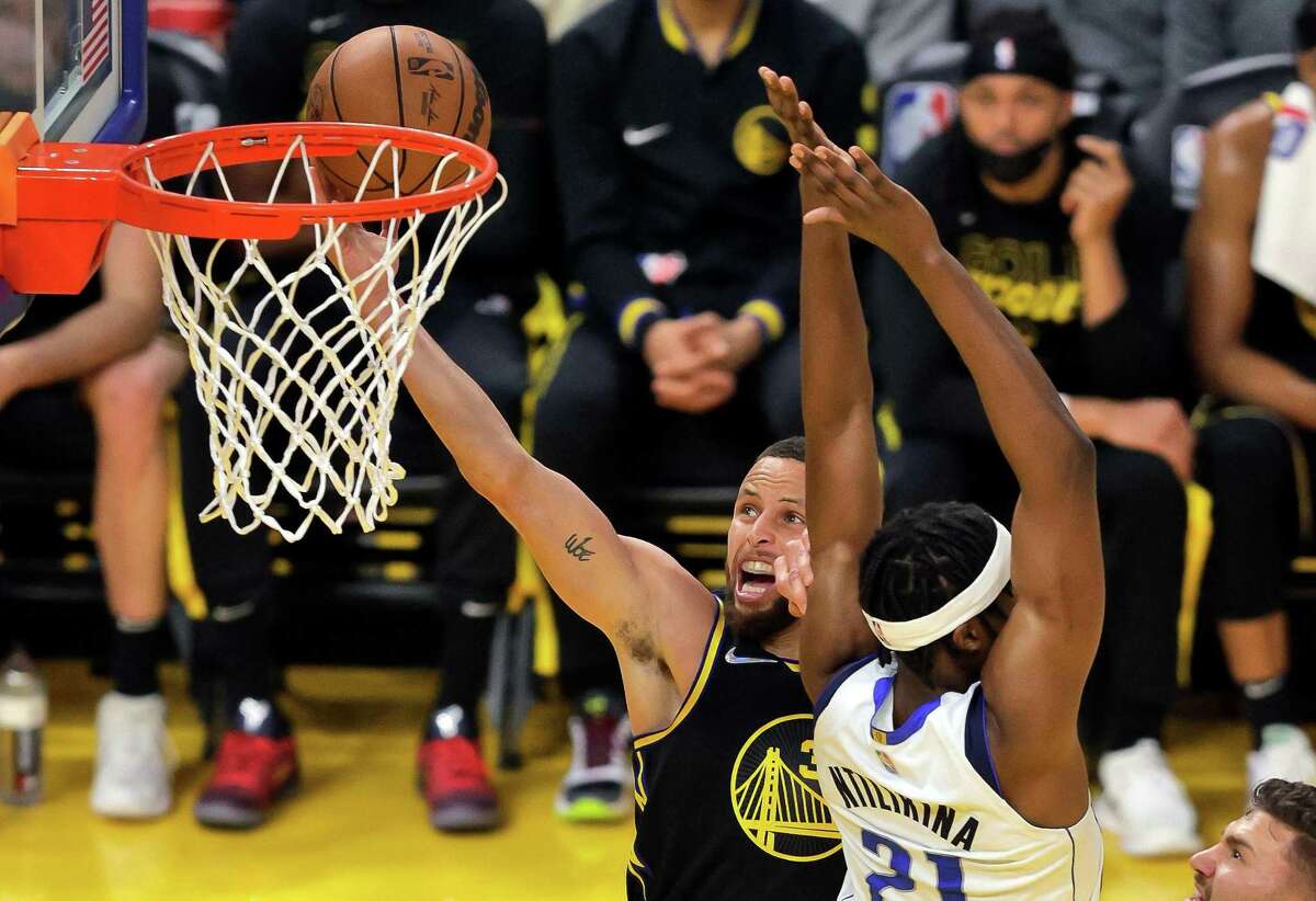 Stephen Curry (30) goes in for a layup in the second quarter as the Golden State Warriors played the Dallas Maverics in Game 5 of the Western Conference Finals of the NBA Playoffs at Chase Center in San Francisco, Calif., on Thursday, May 26, 2022.