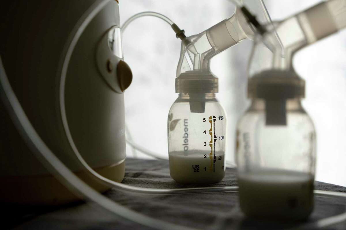 A breast pump at the home of Margie Smith, who has given thousands of ounces to other mothers since she produces more than her children need, in Elgin, Ill., May 19, 2022. As the nationwide baby formula shortage continues to wear on new parents struggling to keep their babies fed, some have turned to informal breast milk sharing, but experts say the practice can come with serious risks. (Mary Mathis/The New York Times)