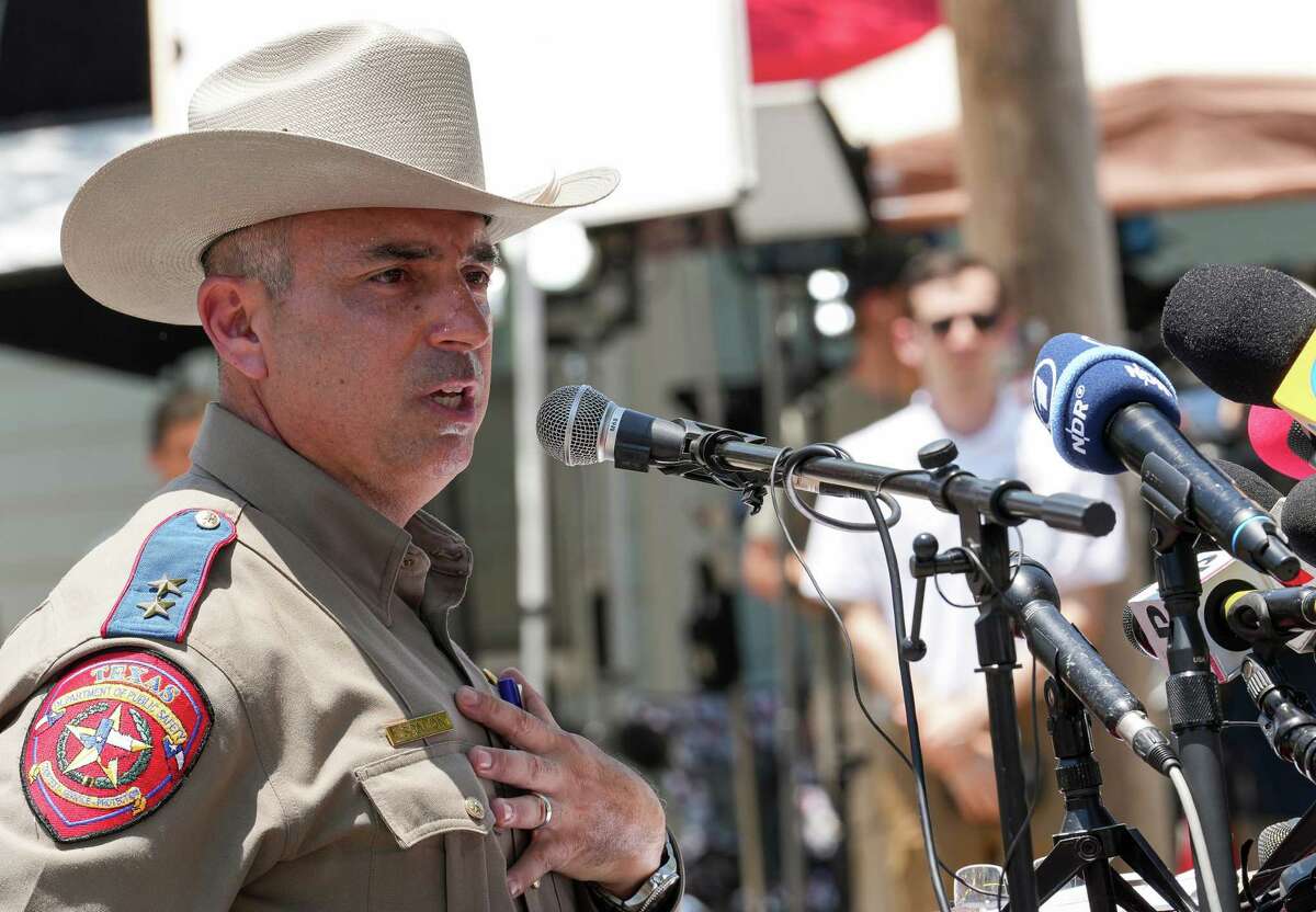 Le directeur régional du sud du Texas du département de la sécurité publique du Texas, Victor Escalon, s'entretient lors d'une conférence de presse faisant le point sur la fusillade de masse à la Robb Elementary School le jeudi 26 mai 2022 à Uvalde, au Texas. Escalon a déclaré que les agents des forces de l'ordre ont attendu une heure à partir du moment où le tireur est entré dans l'école pour entrer dans l'école pour tirer et tuer le suspect. Vingt et une personnes, dont 19 enfants, sont décédées mardi matin.