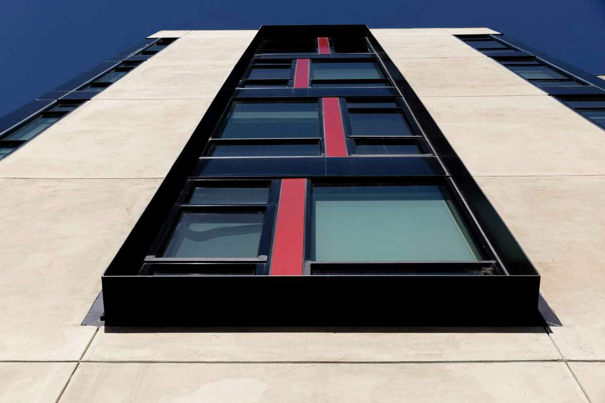 How you make a squat five-story building seem more vertical? At Aquatic Shattuck in Berkeley, Trachtenberg Architects used windows framed in black metal that pop out from bays covered in tan stucco.