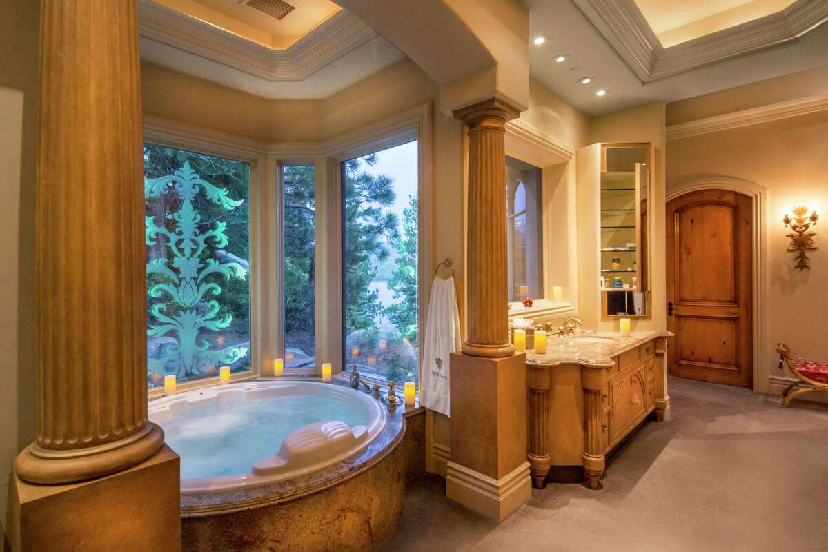 Crystal Pointe, two real estate waterfront real estate properties on the Nevada side of Lake Tahoe, is on the market for $ 64.5 million.