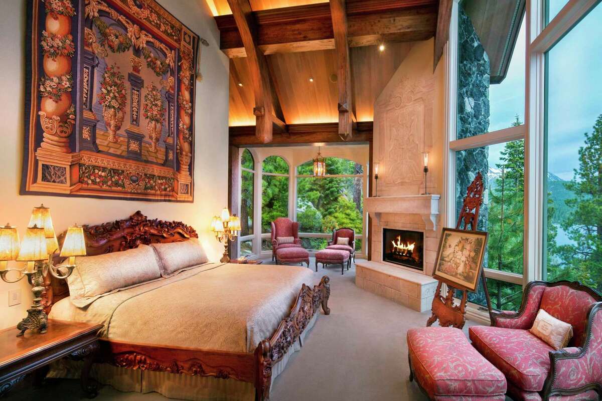 Crystal Pointe, two real estate waterfront real estate properties on the Nevada side of Lake Tahoe, is on the market for $ 64.5 million.
