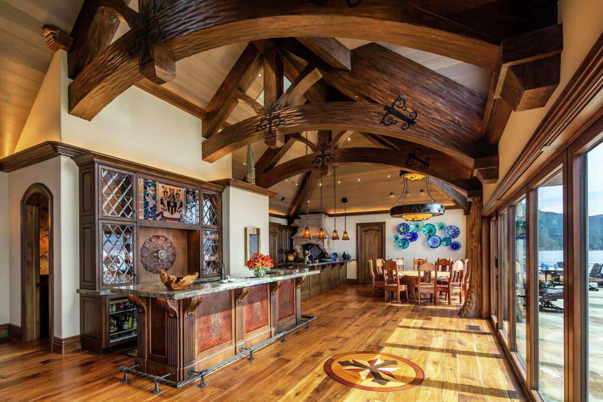 Crystal Pointe, two real estate waterfront real estate properties on the Nevada side of Lake Tahoe, is on the market for $ 64.5 million.
