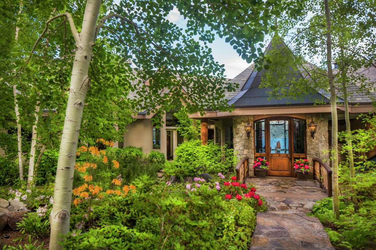 Crystal Pointe, two real estate waterfront real estate properties on the Nevada side of Lake Tahoe, is on the market for $ 64.5 million.