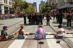 随着LGBTQ的权利在全国各地受到攻击，旧金山的官员担心警察的制服