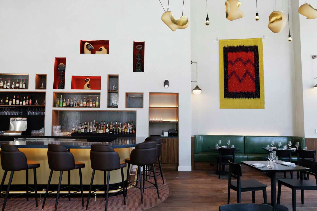 Occitania的主餐厅和酒吧装饰着Ramona Downey和Peter St. Lawrence的艺术品。