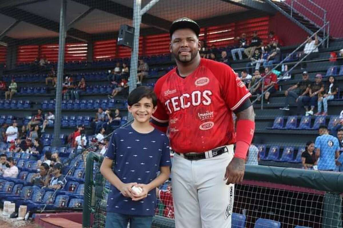 On Friday evening, MasterChef Junior Mexico 2022 Contestan Carlos Javier Gutierrez Flores threw the first pitch at the Tecolotes de Los Dos Laredos baseball game held at the Paruqe La Junta in Nuevo Laredo. Gutierrez Flores is already in the semifinal rounds of the Masterchef competition. 
