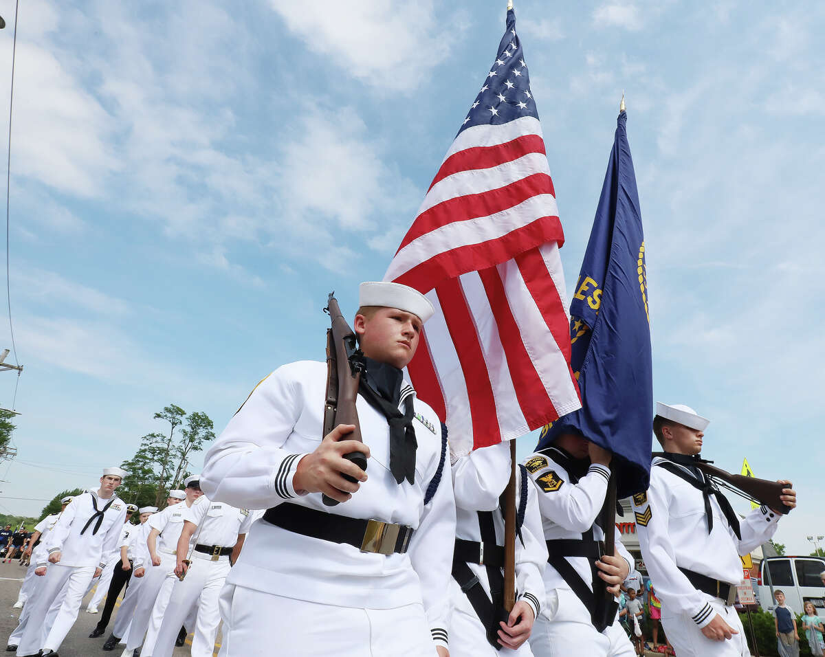 Large crowds come out for annual Alton Memorial Day Parade, one of nation