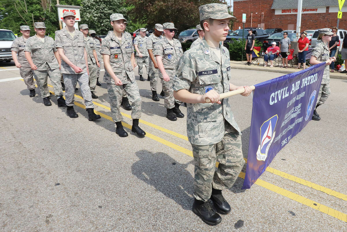 Large crowds come out for annual Alton Memorial Day Parade, one of