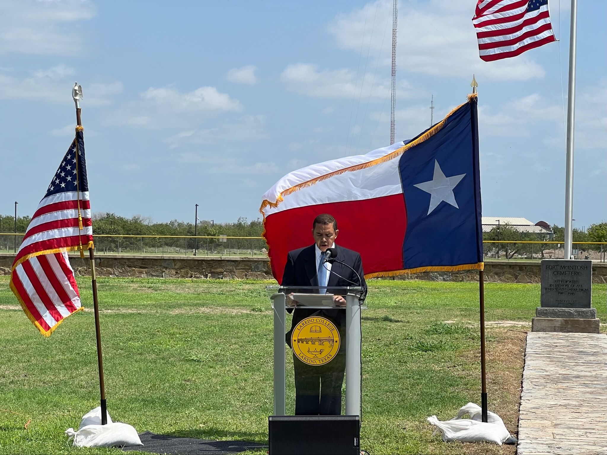Laredo honors its local fallen soldiers on Memorial Day - Vimarsana News