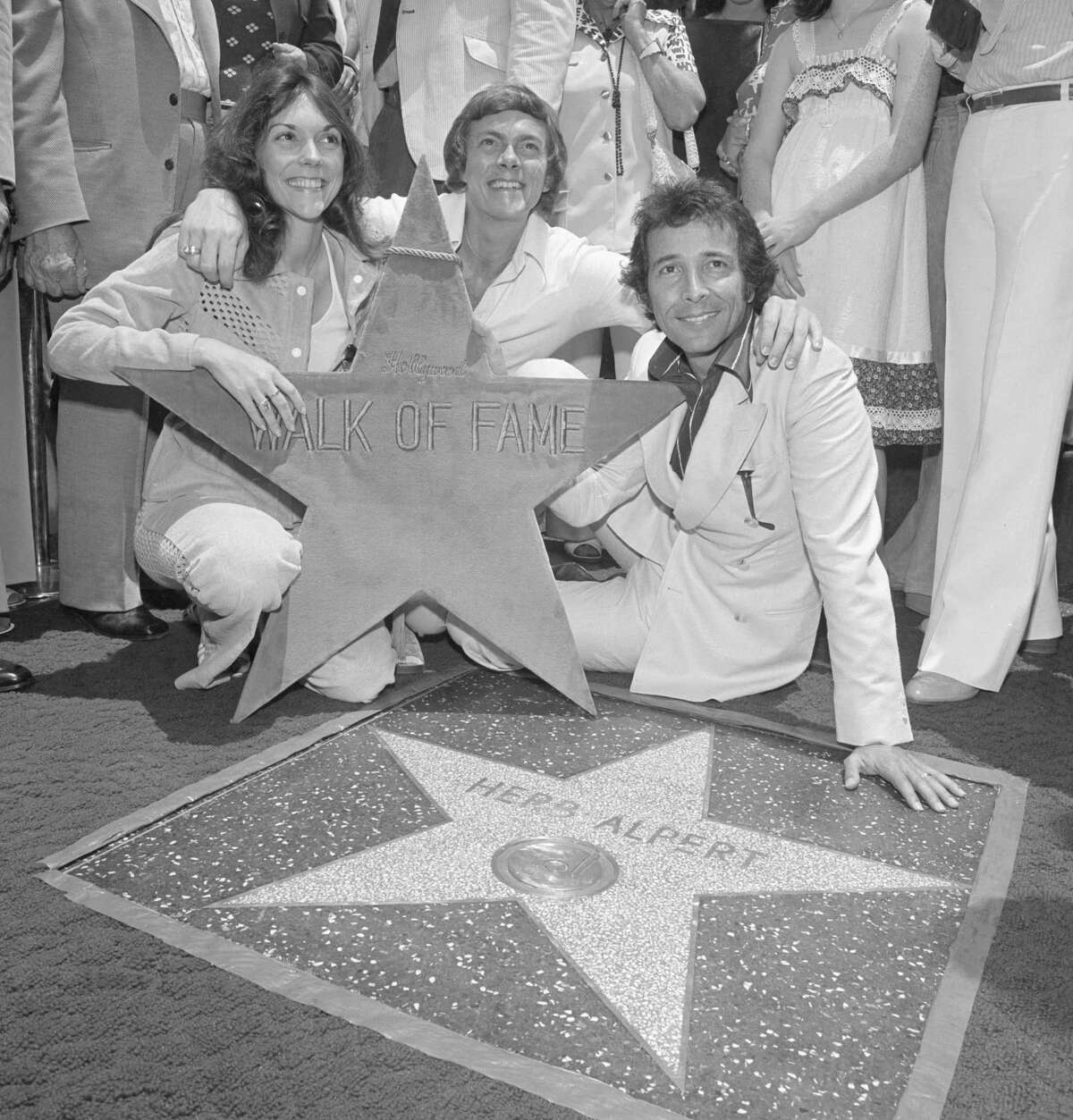 Karen e Richard Carpenter se juntaram a Herb Albert (à direita) na instalação de Star Albert na Calçada da Fama de Hollywood Boulevard em 1977. Albert diz que de todos os artistas com quem trabalhou na A&M Records, ele se orgulha do sucesso de Carpenters.