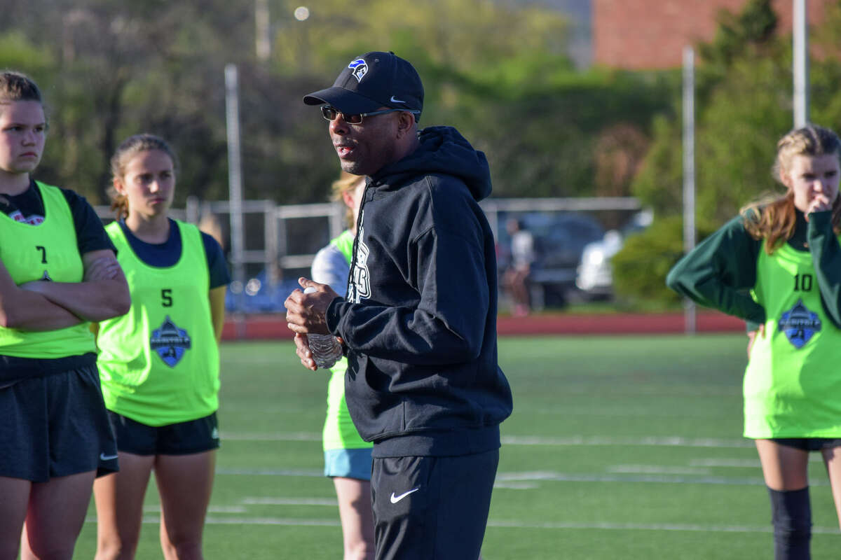 Capitals-Trainer Chris Lyn Trainiert Seit Über 25 Jahren Den Frauenfußball.  Als Cheftrainer Der Fußballmannschaft Des Culinary Institute Of America Hat Er Auch Mit Männern Gearbeitet.