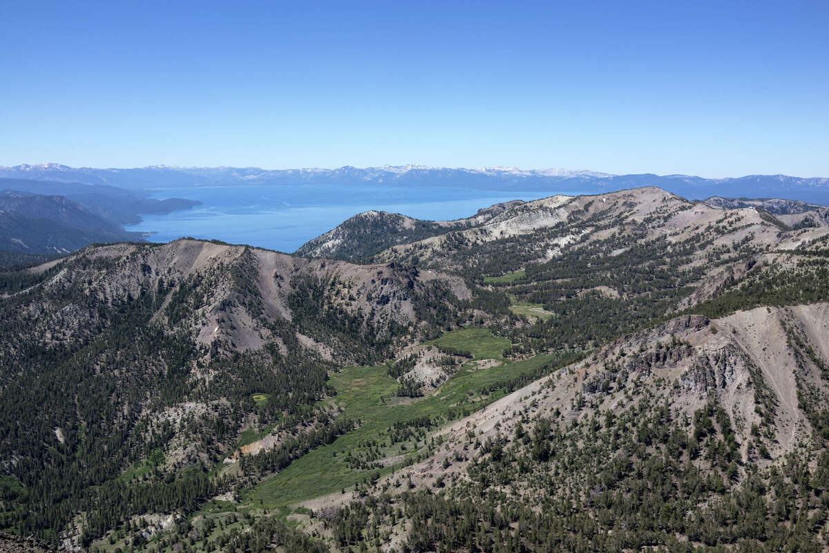 Du sommet du mont Rose, les randonneurs peuvent voir le lac Tahoe.