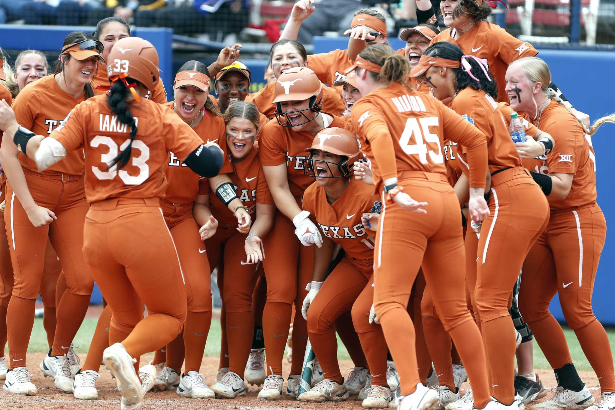 Texas Longhorns top UCLA Bruins in Women's College World Series opener