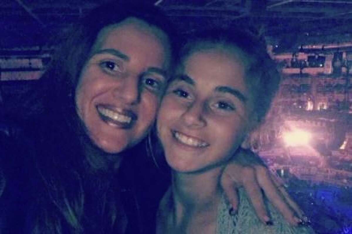 内文·拉德万(左)说，她17岁的女儿玛丽亚姆·法齐(Mariam Fawzi)因社交媒体上的有害内容而患上饮食失调症，差点丧命。