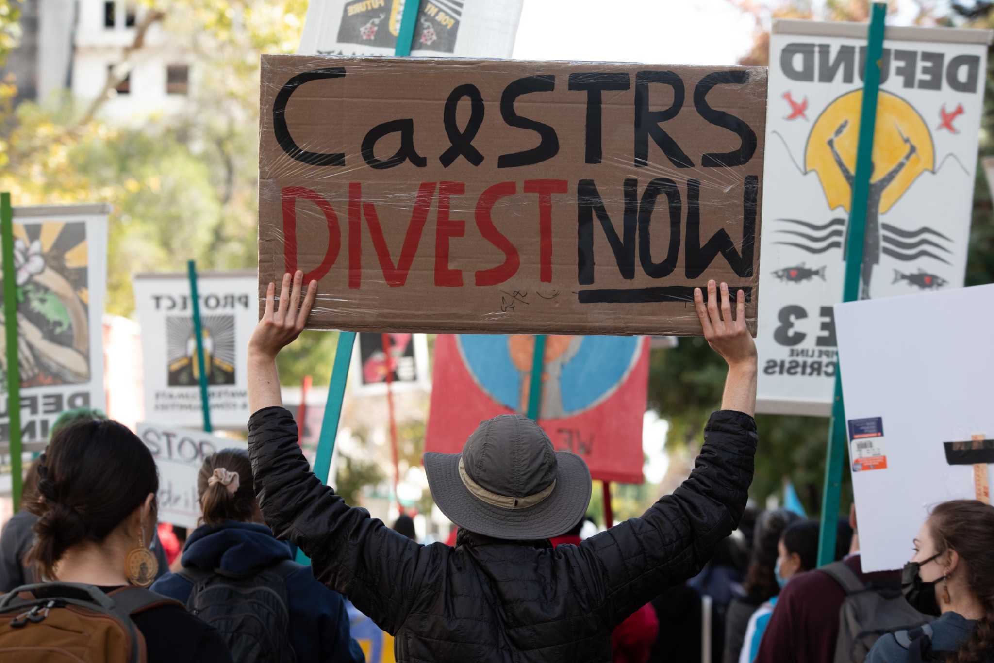 A dividing question in the race for state controller: Should California pull fossil fuel money from its pension funds? - Vimarsana News