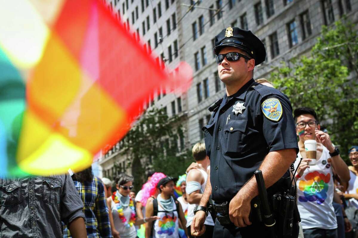 一名警察在观看2016年同性恋大游行的人群。