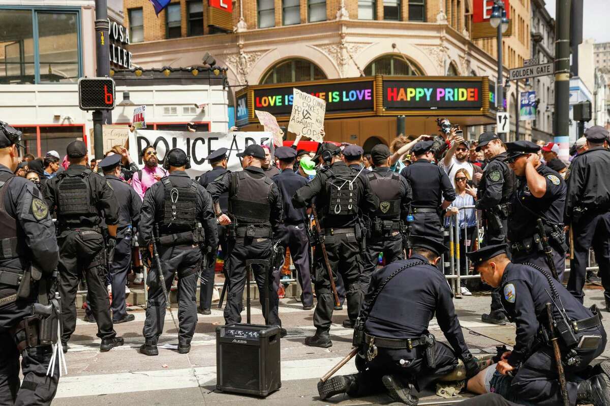在2019年同性恋大游行期间，警察正在接近一群封锁市场街的反警察示威者。