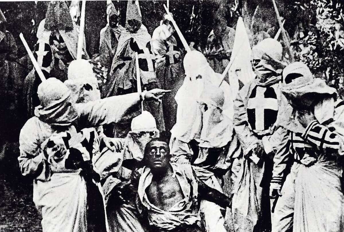 在d·w·格里菲斯(D.W. Griffith)执导的第一部长篇电影《一个国家的诞生》(the Birth of a Nation)的剧照中，演员们身着三k党(Ku Klux Klan)的全套徽章追捕一名黑脸白人演员。这部电影在加州掀起了三k党成立的浪潮。虽然旧金山是三k党最初在加州站稳脚跟的地方，但这个仇恨组织在奥克兰找到了北加州的中心。