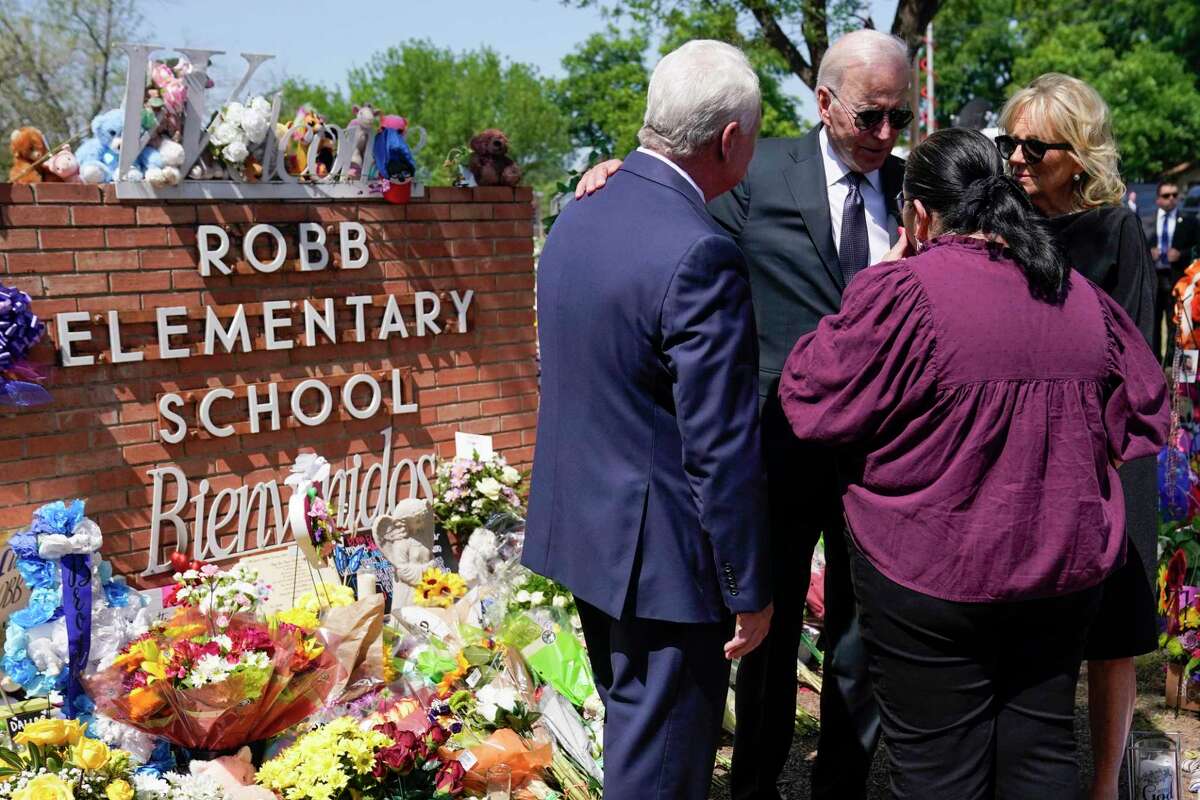 El presidente Joe Biden y la primera dama Jill Biden hablan con la directora Mandy Gutiérrez y el superintendente Hal Harrell mientras visitan la Escuela Primaria Robb para presentar sus respetos a las víctimas del tiroteo masivo, el domingo 29 de mayo de 2022, en Uvalde, Texas.