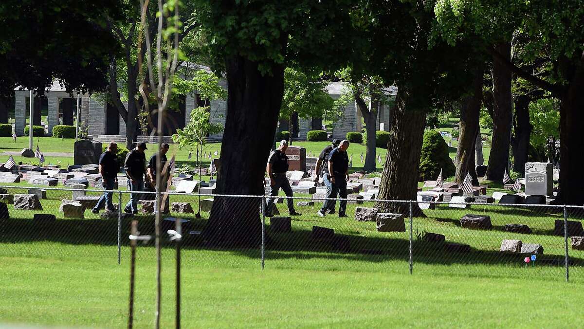 Agentes investigan un tiroteo dentro o en las inmediaciones del Cementerio Graceland, el jueves 2 de junio de 2022, en Racine, Wisconsin.