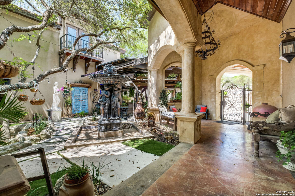 A $ 5 million Helotes mansion, complete with its own spring-fed creek and 360-degree views of the Hill Country, has hit the market. 