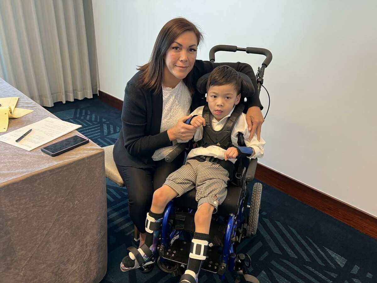 金·梅尔维尔说，他的儿子达蒙·达维拉今年6岁，在一次医疗手术导致他脑损伤后，他将永远不能走路或说话。