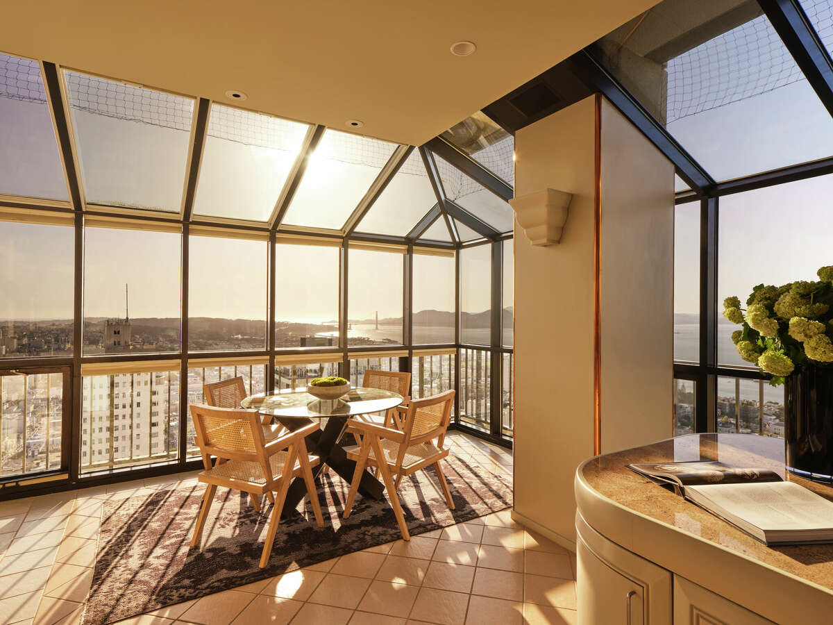 In the north penthouse, every common space enjoys the panorama.