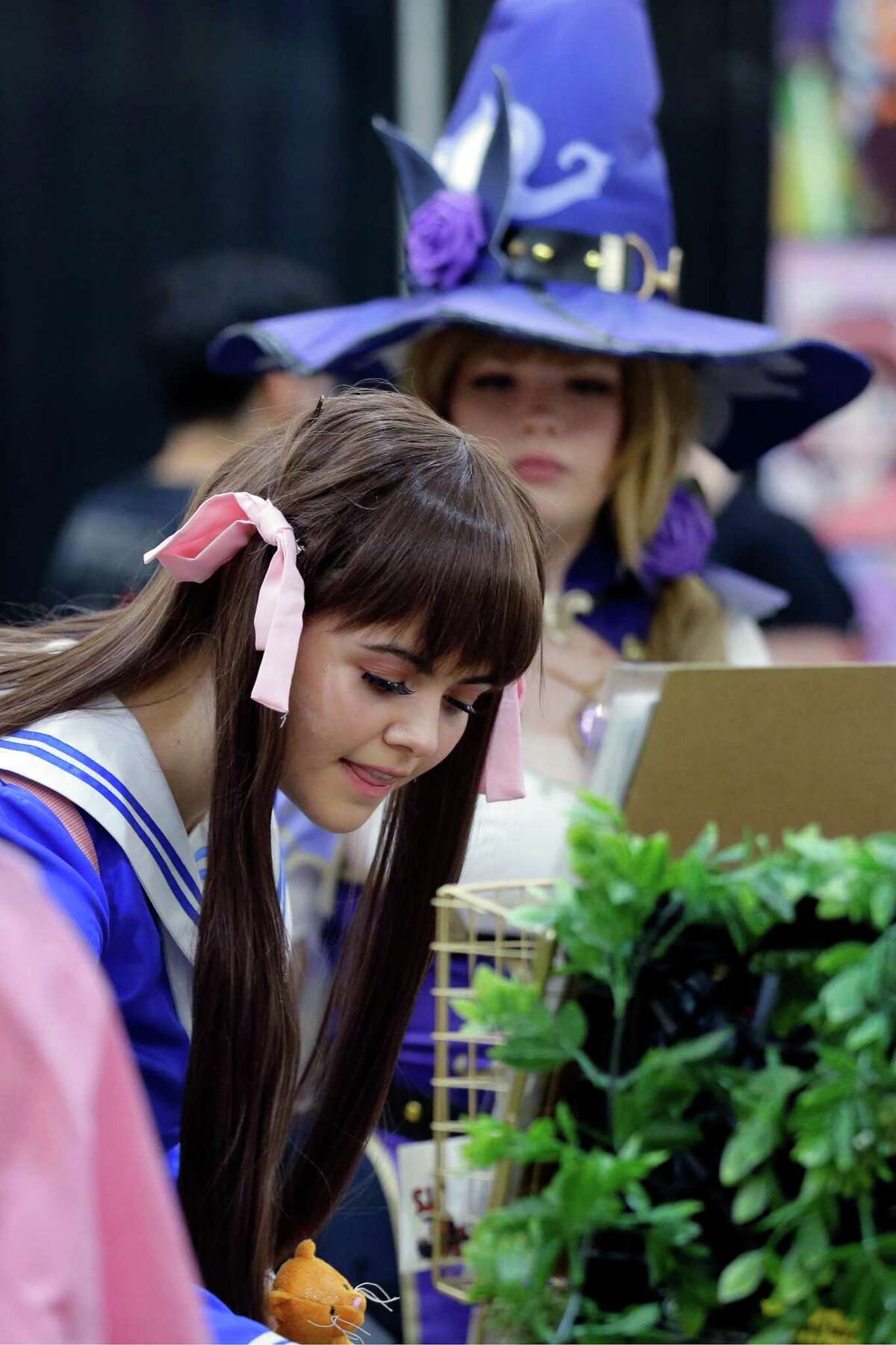 Les Participants Au Cosplay Déguisés En Personnages D'Anime Achètent Sur Les Stands Vendant Des Articles D'Anime Lors Du Kimokawaii Anime Con Qui S'Est Tenu Au Lone Star Convention Center Samedi À Conroe.