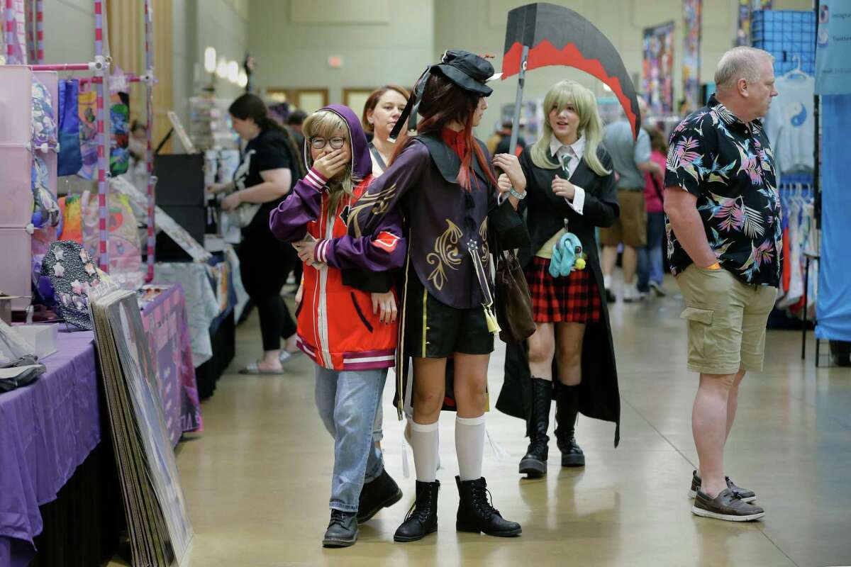 Les Participants, Certains Habillés En Personnages D'Anime, Marchent Sur Les Stands Lors Du Kimokawaii Anime Con Qui S'Est Tenu Au Lone Star Convention Center Samedi Samedi À Conroe.