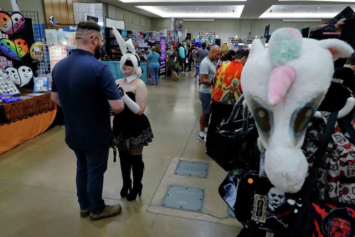 Les Participants, Certains Habillés En Personnages D'Anime, Dans Les Allées Alors Qu'Ils Parcourent Les Stands Lors Du Kimokawaii Anime Con Qui S'Est Tenu Au Lone Star Convention Center Samedi À Conroe.